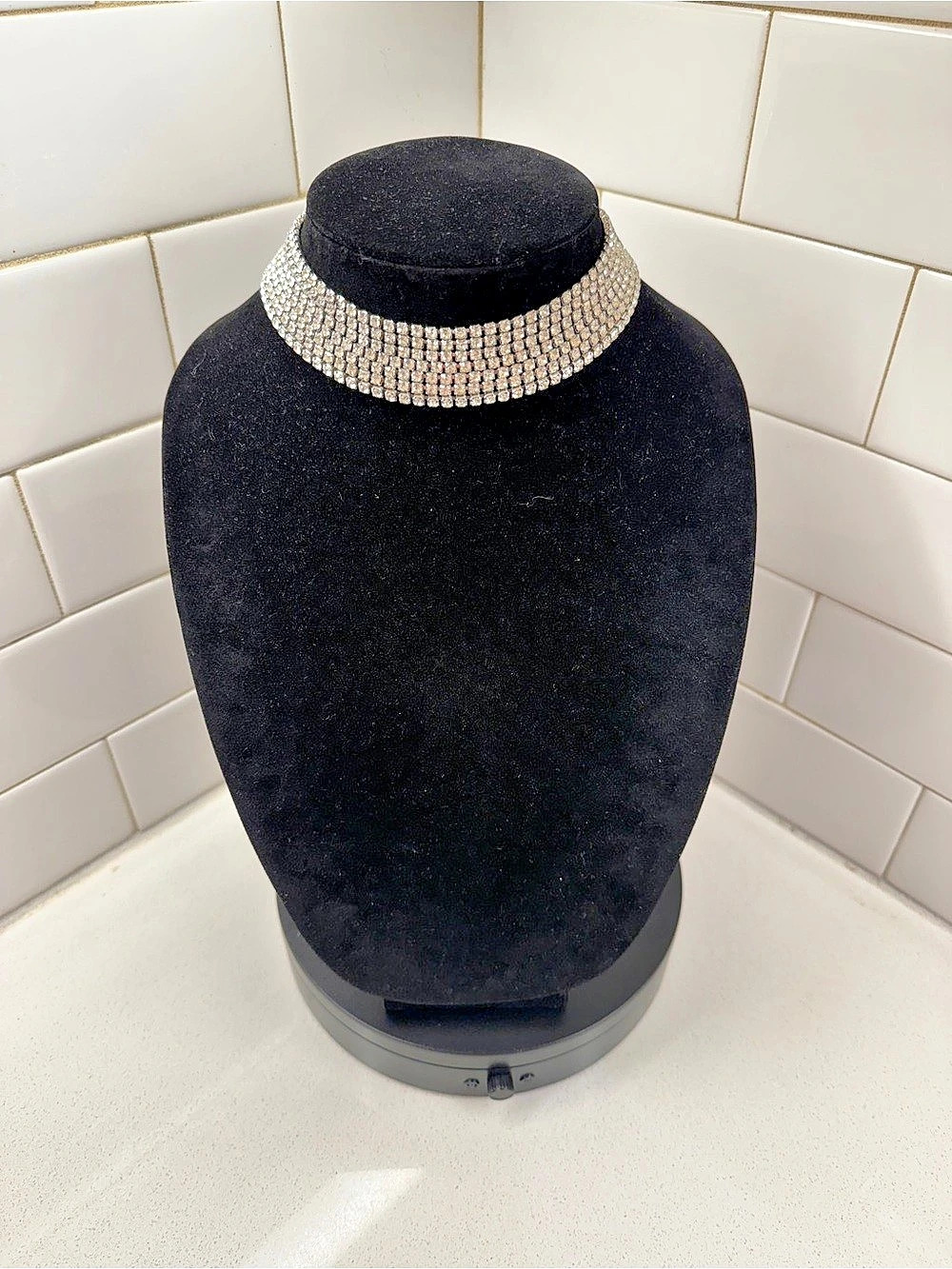 Rhinestone Choker Necklace in Silver Like New